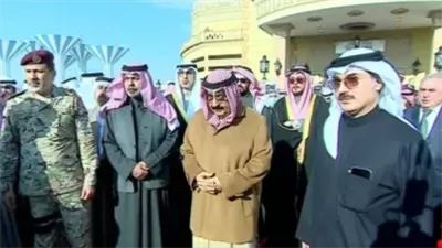 دموع الأمير مشعل وحضور الأقارب فقط.. مشاهد في مراسم دفن أمير الكويت الراحل الشيخ نواف الأحمد الصباح (فيديو وصور) 