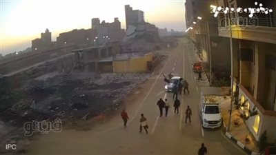 سيارة تصدم 3 أشخاص بحي النخيل بالمحلة (فيديو)