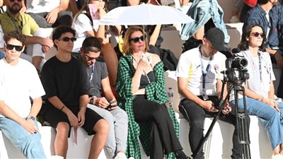 مراوح يد وشمسيات.. وسائل الحاضرين في ماستر كلاس مروان حامد لمواجهة حرارة الطقس (فيديو)