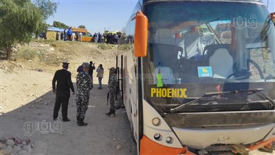 آثار حادث أتوبيس الأقصر بمحيط معبد حتشبسوت (فيديو )