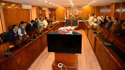 محافظ أسيوط يلتقي العاملين المثبتين حديثًا على موازنة المحافظة لتوزيعهم على المراكز