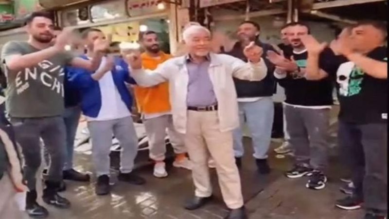 رقصة غريبة خلال المظاهرات،