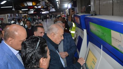 رئيس شركة مترو الأنفاق يتابع أعمال تشغيل ماكينات TVM بمحطة الشهداء (فيديو)