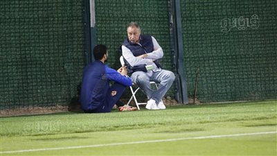 اجتماع مطول بين الخطيب والشناوي قبل انطلاق تدريب الأهلي (صور)