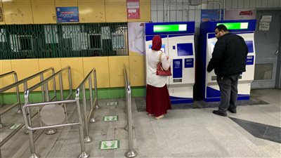  الأنفاق: إقبال ركاب الخطين الأول والثاني على ماكينات صرف التذاكر