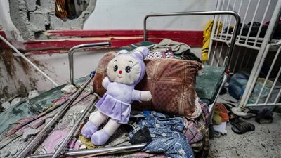 اللحظات الأولى لقصف مدفعية الاحتلال مستشفى مبارك للأطفال والولادة في خانيونس (فيديو)