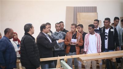 طلاب الصناعات الخشبية بجامعة طيبة يزورون ورش النجارة بجنوب الوادي