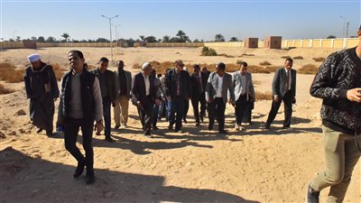 محافظ أسيوط يتفقد موقع إنشاء سوق حضري للخضراوات والفاكهة بالكوم الأحمر 
