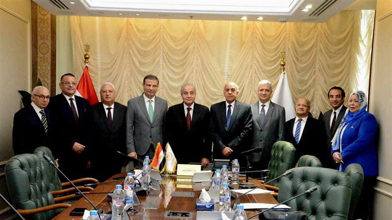 وزير التموين مع مسؤولي