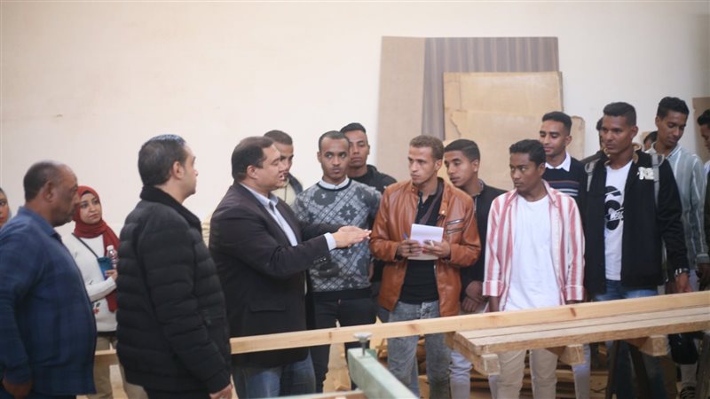 طلاب الصناعات الخشبية