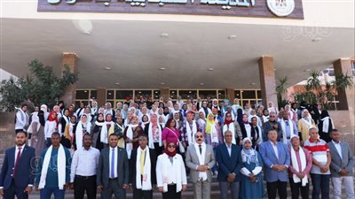 محافظ أسوان يلتقى بـ 140 فتاة من برنامج أهل مصر (صور)