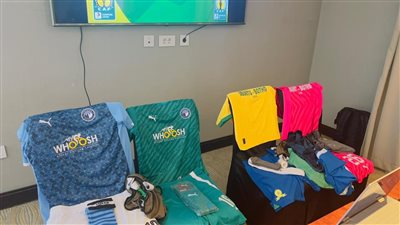 دوري أبطال أفريقيا، بيراميدز بالزي الأزرق وصن داونز بالأصفر في الأزرق