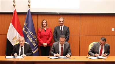 عمرو طلعت يشهد توقيع مذكرتى تفاهم بين الاتصالات وڤودافون لبناء القدرات الرقمية للشباب
