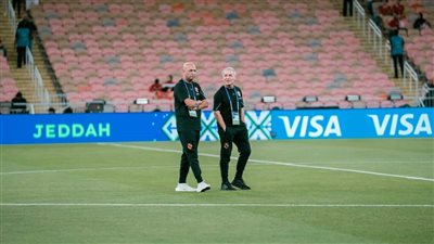 لاعبو الأهلي والجهاز الفني يعاينون أرضية ملعب الجوهرة فور وصولهم (صور)