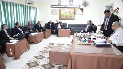 تعليم الوادي الجديد يناقش البرامج والخطط المنفذة بالعام الدراسى الجاري 