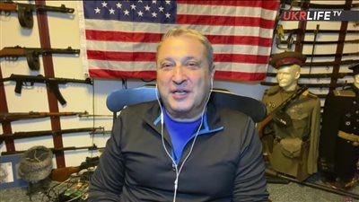 ضابط أمريكي لصحفية أوكرانية: المختصون العسكريون لديكم يتحدثون كالببغاء الغبي