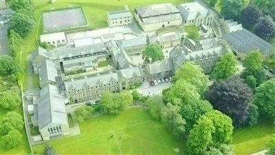 مدرسة بريطانية تقبل البنات لأول مرة منذ 5 قرون