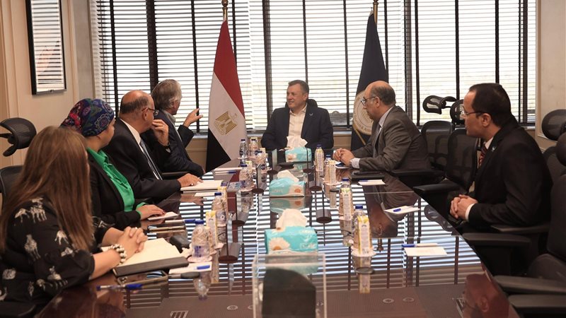 اجتماع وزير السياحة