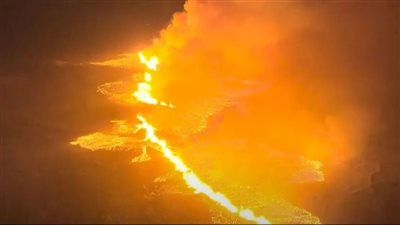 لحظة ثوران بركان في سلسلة تلال أيسلندية (فيديو)