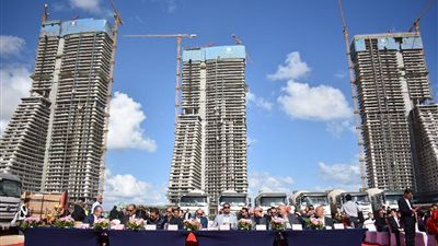 انتهاء الهيكل الخرساني لأول برج بمنطقة 