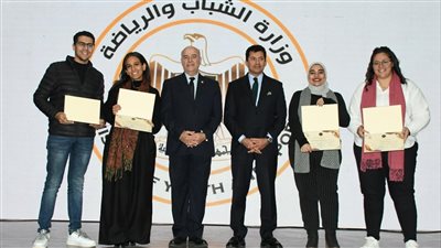 وزير الشباب يُكرم فريق عمل ومتطوعي الوزارة المُشاركين في معرض ايديكس