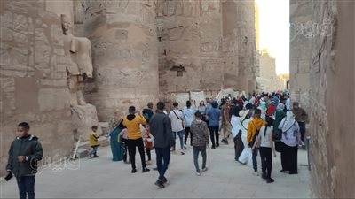 إقبال كبير من السياح على زيارة معابد الكرنك بالأقصر (صور)