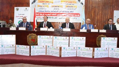 جامعة سوهاج توزع 22 جهاز لاب توب ناطق للطلاب ذوي الإعاقة البصرية