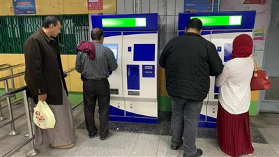 قرار جديد من المترو بشأن مساعدة الركاب لاستخدام ماكينات الصراف الآلي TVM (صور)