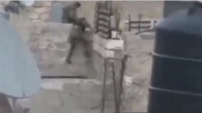 جندى احتلال يفشل في تسلق سور مبنى قصير يثير سخرية العالم (فيديو) 