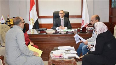 224 مواطنا يعرضون مطالبهم خلال لقاء جماهيري بمحافظ سوهاج