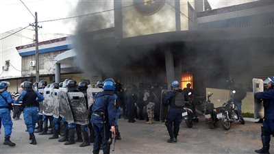 مقتل 12 شخصًا خلال نقل زعيم عصابة من سجن إلى آخر في بارجواي