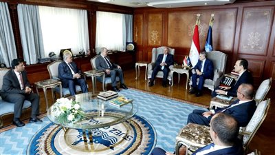 وزير النقل ورئيس قناة السويس يبحثان مع شركة 