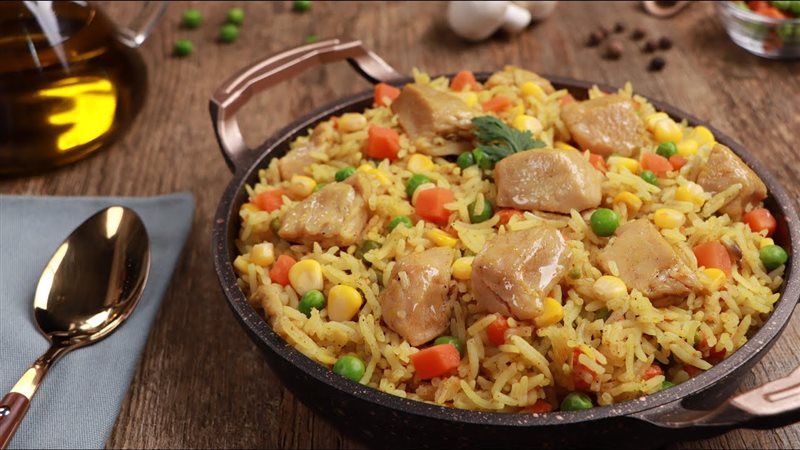 الأرز بالدجاج والخضار،