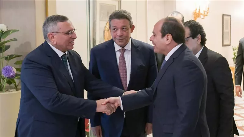 السيسي يصافح عبد