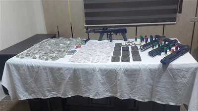 بحوزتهم 4 بنادق آلية وكيلو ونصف كيلو هيروين وبودرة، الداخلية تسقط عصابة توحة الوطواط بالغربية 