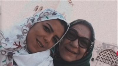 ناهد السباعي تنشر فيديو لها بالحجاب مع والدتها الراحلة