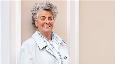 تتحول إلى مليونيرة في سن الخمسين