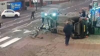 مشهد لا يصدقه عقل، نجاة أم وطفلتها من الموت بأعجوبة في حادث مروع (فيديو)