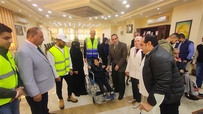 محافظ شمال سيناء يسلم كراسي متحركة وماكينة خياطة لعدد من ذوي الاحتياجات الخاصة