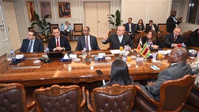 وزير الإسكان يعرض على نظيره الزيمبابوي التجربة العمرانية المصرية