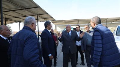 محافظ الوادي الجديد يبحث رفع كفاءة سوق التمور بالخارجة 