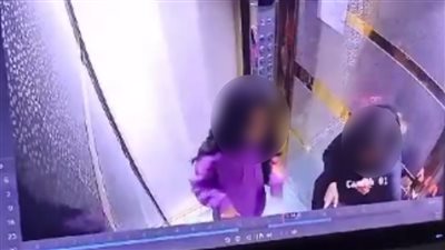 نشطاء يتداولون فيديو لخطف طفلتين من مصعد عمارة بعد تخديرهما، ويطالبون بمعاقبة الجناة