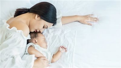 في حادثة غريبة، امرأة تخنق طفلها بشعرها أثناء النوم 