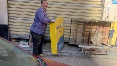 حي شرق بالإسكندرية يشن حملة مفاجئة ويزيل 40 إعلانا مخالفا