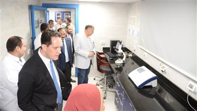 مدير الوكالة الأمريكية للتنمية يشهد تشغيل المعمل المركزي لمياه الشرب بأسيوط (صور) 