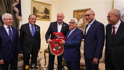بعثة الأهلي تلبي طلب القنصل المصري بجدة (صور)