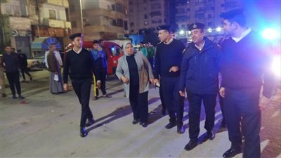 حملة ليلية بحي العجمي لإزالة الإشغالات والتعديات على حرم الطريق العام (صور)