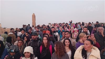 حشود كبيرة من السياح والمصريين لمشاهدة ظاهرة تعامد الشمس على قدس الأقداس بمعابد الكرنك (صور)