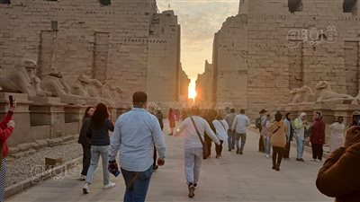  لحظة تعامد الشمس على قدس الأقداس الإله آمون بمعبد الكرنك في الأقصر (فيديو)