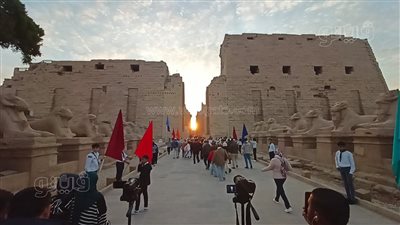 بداية الانقلاب الشتوي، 10 صور ترصد ظاهرة تعامد الشمس على قدس الأقداس بمعبد الكرنك 